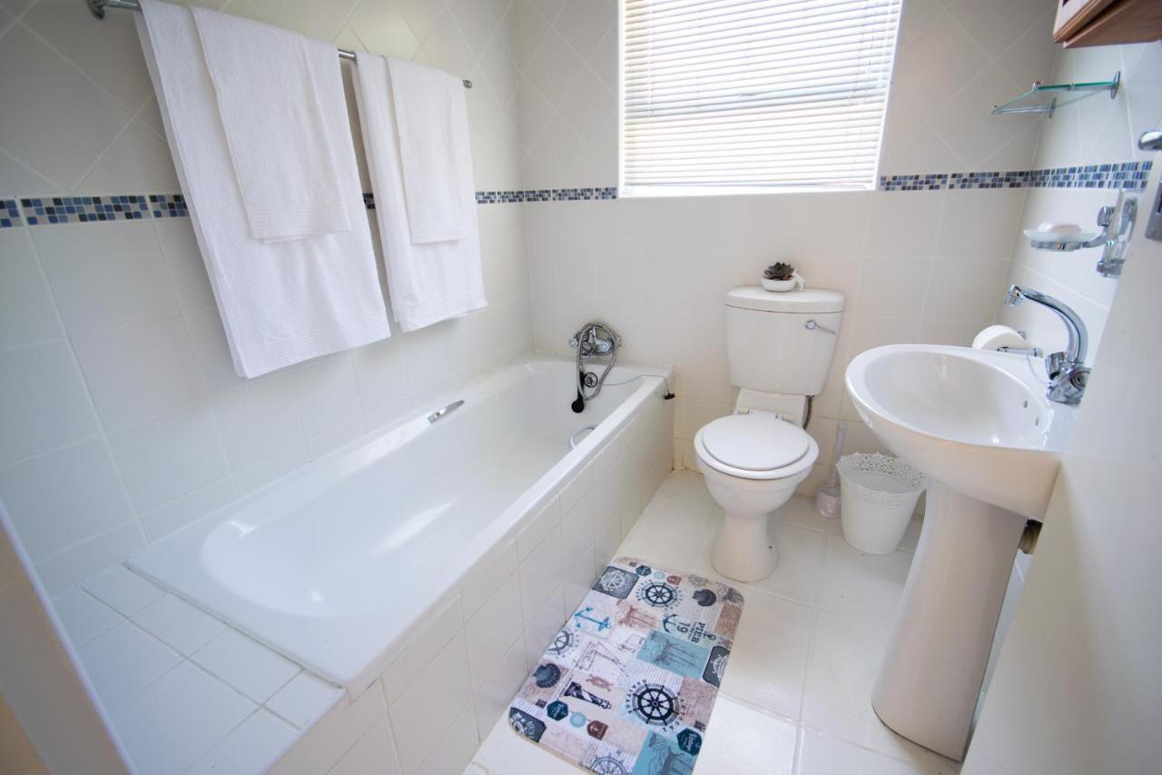 Leisure By The Sea Apartment Kleinmond Bagian luar foto